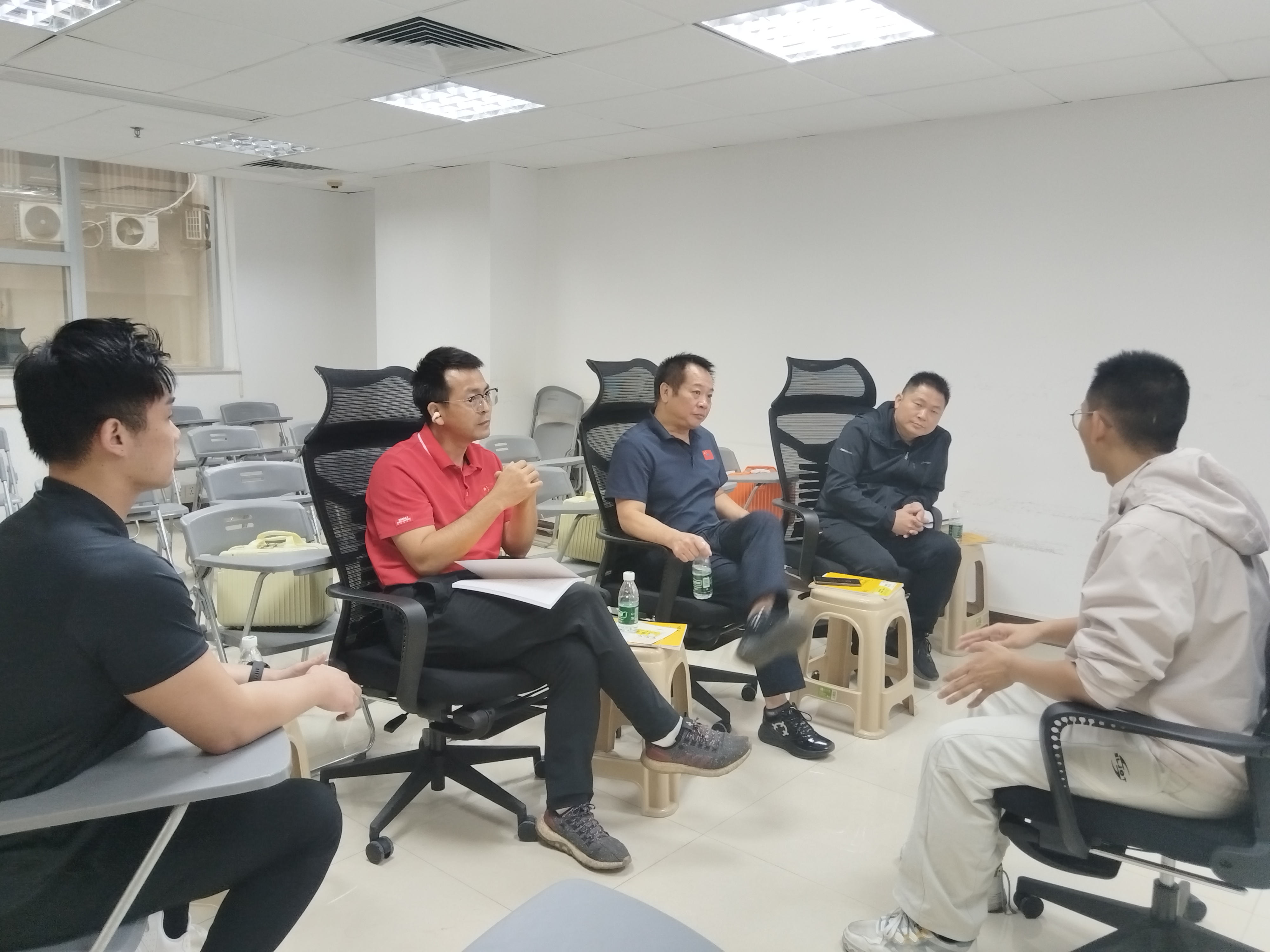 2、会议室座谈.jpg